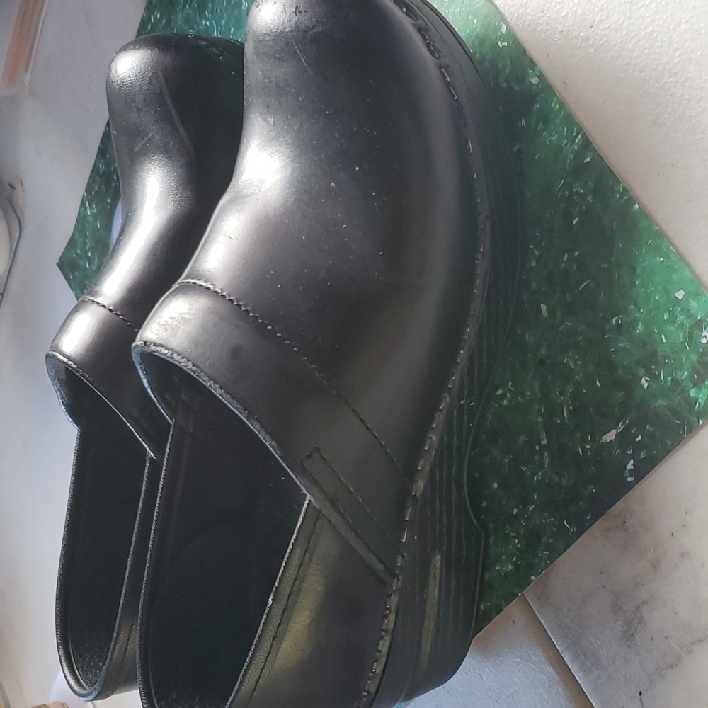 dansko womans clogs black size 5/5.5